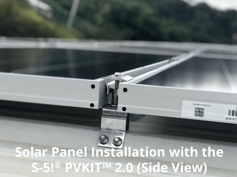 Instalación del panel solar con el S-5!® PVKIT™ 2-0 (Vista lateral)