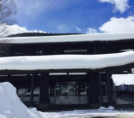 forma correcta de instalar la retención de nieve en un edificio